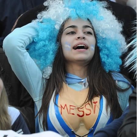 Fan nữ của Argentina viết tên siêu sao Messi lên ngực mình để cô vũ thần tượng.